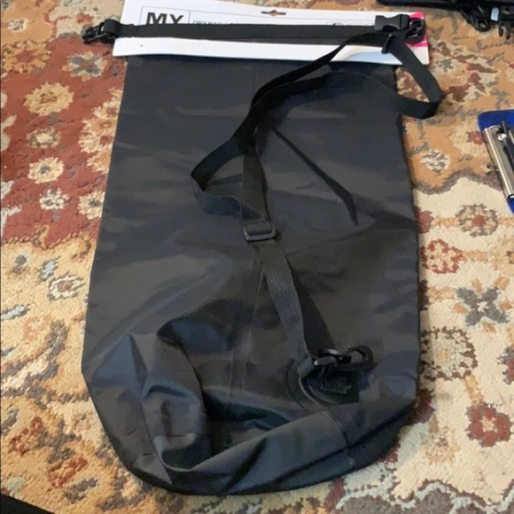 MT Tagalongs Waterproof Black 10 L Bag NWT - Picture 5 of 5